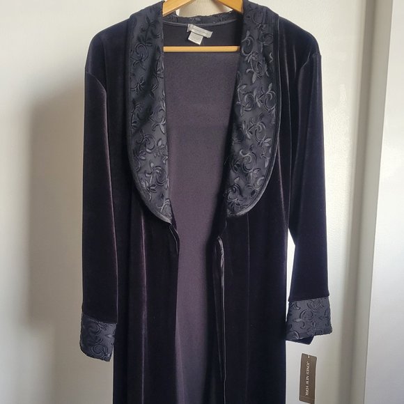 Jones New York Other - NWT Jones New York Black Velour Ladies’ Bathrobe (w/Pockets) - Six L/XL